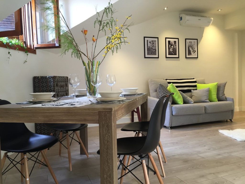 Vista de estudio acogedor amueblado — Cozy furnished studio apartment view.