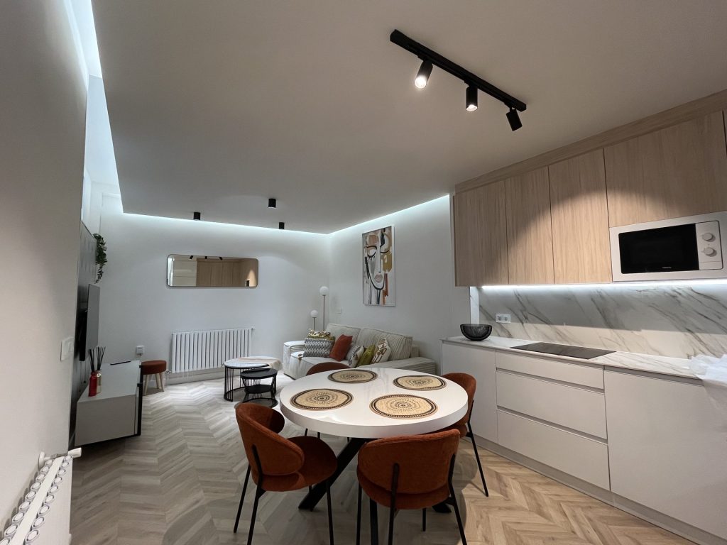Cocina moderna con encimeras oscuras — Modern kitchen with dark countertops.