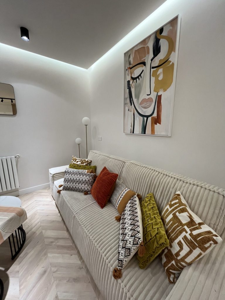 Sala de estar contemporánea con sofá gris — Contemporary living room with grey sofa.